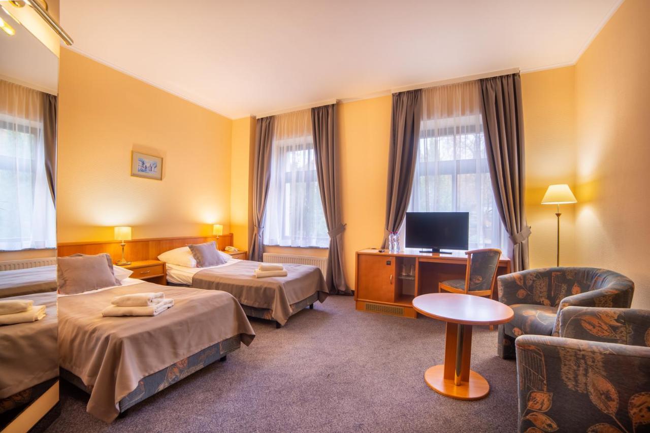 Hotel Fenix Jelenia Gora Exterior photo